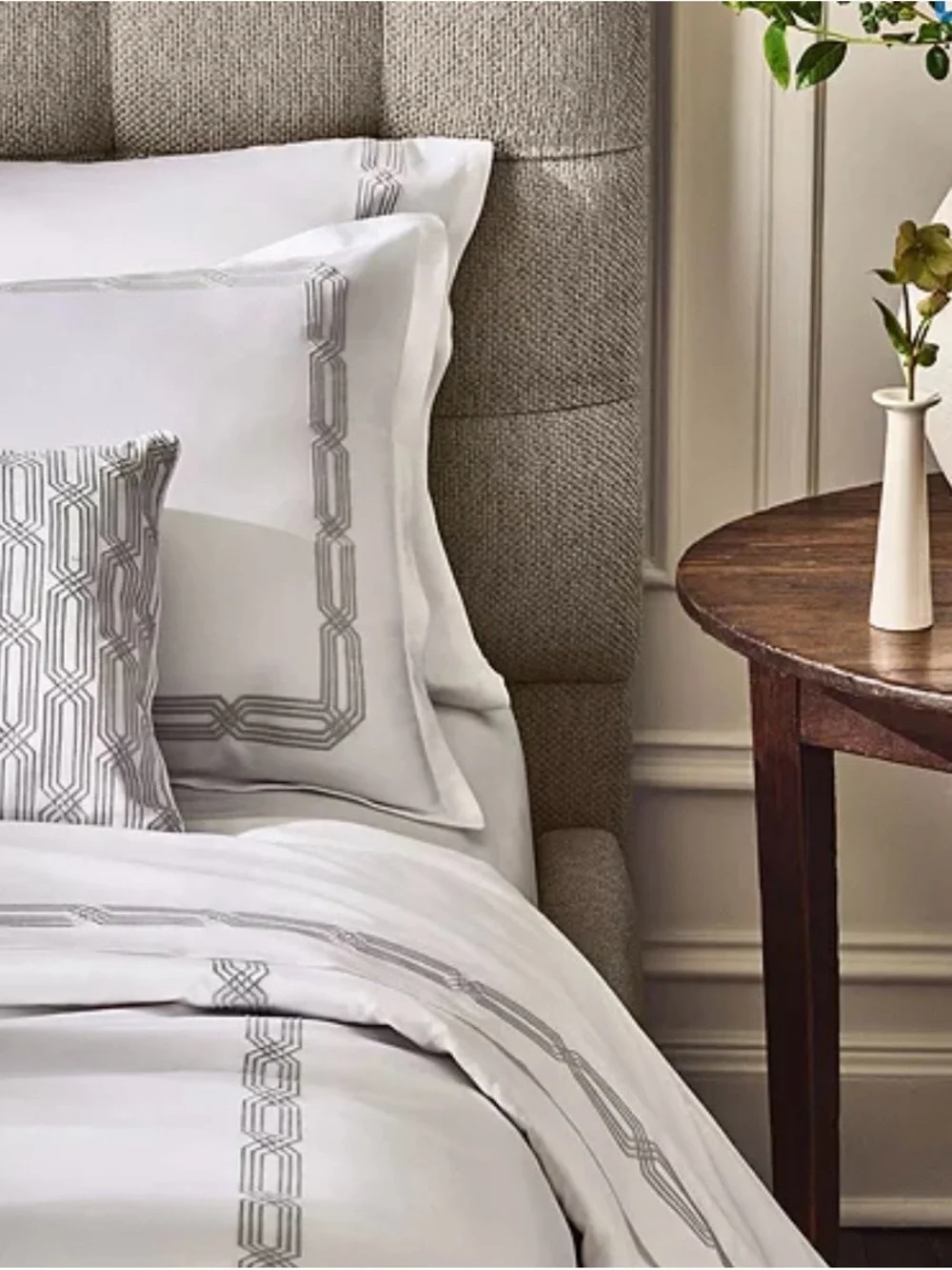 Hudson Park Tivoli Italian Linen King Duvet cover white/silver.